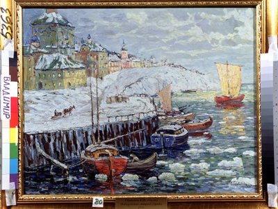 Berge dans une vieille ville russe. Description des quais où sont amarrées des barques sur une rivière couvertes de blocs de neige, à l