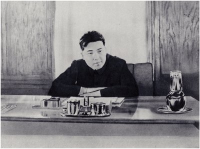 Camarade Kim Il-sung à son bureau au Conseil populaire de Corée du Nord - Korean Photographer
