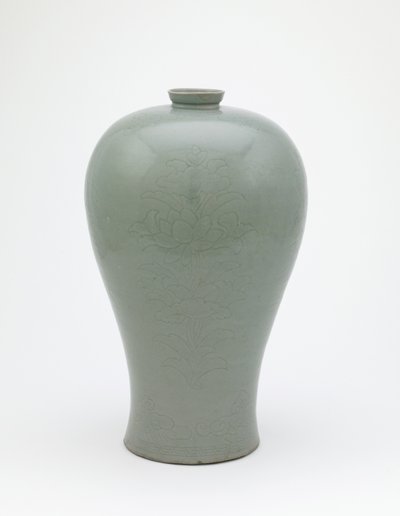 Bouteille avec motif incisé de quatre bouquets de lotus, période Koryo, première moitié du 12ème siècle - Korean School