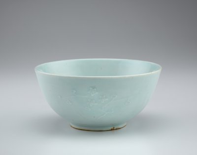 Bol avec décoration florale en relief, 19e siècle - Korean School