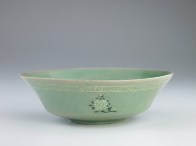 Plat avec décoration moulée et incrustée, fin 12ème-milieu 13ème siècle - Korean School