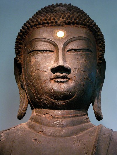 Tête de Bouddha en fer, période Goryeo du 10ème siècle, du monastère de Hasachang-dong, Hanam, Gyeonggi-do, Corée. Photographie, Musée national de Séoul, République de Corée, 2006 - Korean School