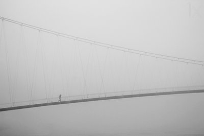 Promenade solitaire sur un pont brumeux - Krunoslav Nevistic