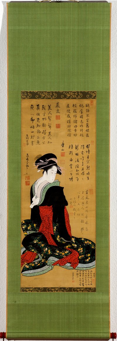 Geisha assise ouvrant une lettre d