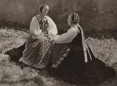 Roumanie : Lechinta, filles saxonnes en costume du dimanche - Kurt Hielscher