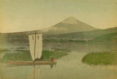 Japon : Mont Fuji-Yama (Fuji Yama) avec un voilier au premier plan sur le lac Hokome - Kusakabe Kimbei
