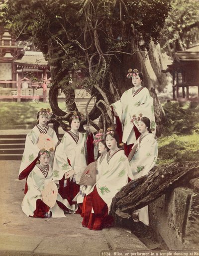 Miko, ou Danse dans un temple à Nara, c.1890 - Kusakabe Kimbei