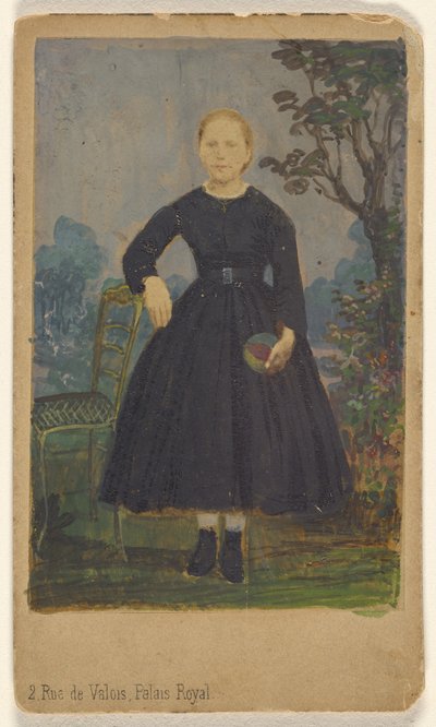 [Jeune femme non identifiée debout, tenant un ballon] - L. Laporte