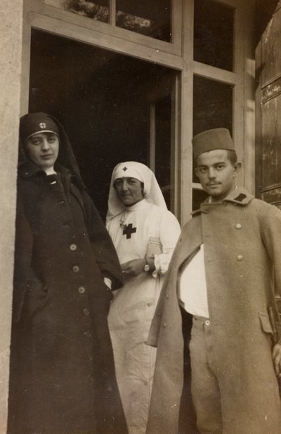 Album de la Première Guerre mondiale en Frioul-Vénétie Julienne: Portrait de deux infirmières de la Croix-Rouge avec un prisonnier cadet autrichien à la Villa Brazzà, siège de l
