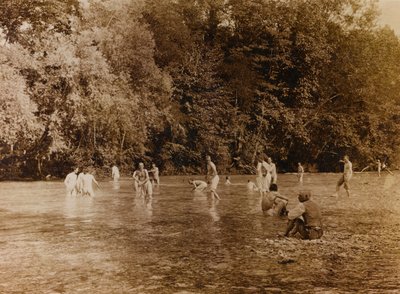 Album de la Première Guerre mondiale en Frioul-Vénétie Julienne : soldats se baignant dans la rivière Natisone à Premariacco, Udine, Italie (photo n/b) - L. Verdiani