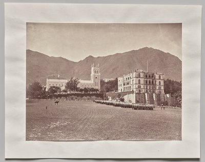 Sans titre (Hong Kong, Cathédrale St. John, depuis le terrain de parade, régiment H.M. en parade) - Lai Fong (Afong Studio)