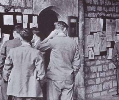 Après le Hall, regardant le tableau d