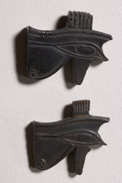 Deux amulettes œil oudjat (obsidienne) - Late Period Egyptian