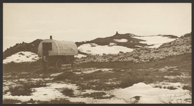 [Drifter, Sheep Wagon and Band on Winter Bedground] (Conducteur, charrette à moutons et orchestre sur le terrain de camping d