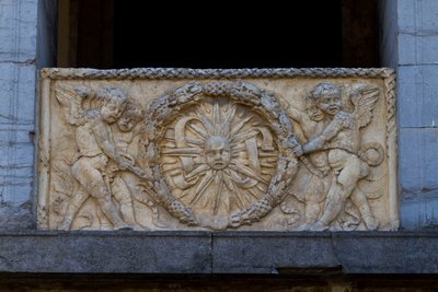 Plaque de balustrade avec soleil rayonnant dans une guirlande, bas-relief sur la façade de l