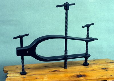 Sfondacarene, un outil utilisé pour briser la coque d