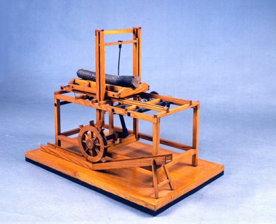 Modèle en bois de scie hydraulique actionnée par engrenages et eau. Réalisé d