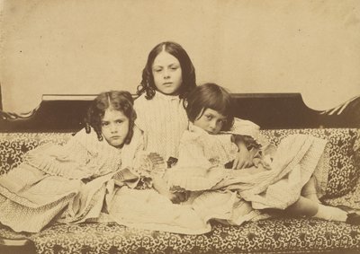 Edith, Ina et Alice Liddell sur un canapé, été 1858 - Lewis Carroll