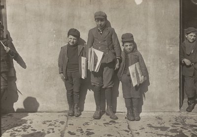 John Pento, 14 ans, Daniel et Angelo Pento, 7 ans, vendant des journaux, Hartford, Connecticut - Lewis Hine