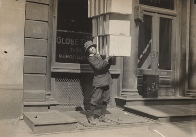 Garçon de chariot ou "garçon de queue" aidant à charger le chariot - Lewis Hine