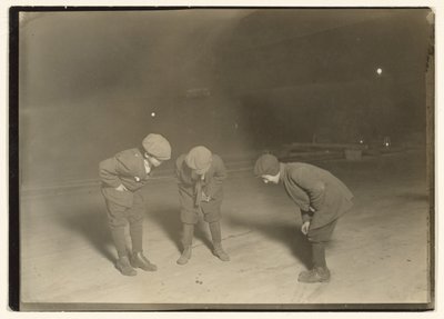 Un jeu de merde à minuit. - Lewis W. Hine