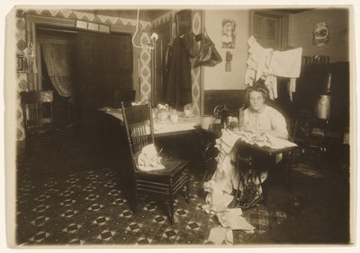 [Travail à domicile (femme à la machine à coudre)] - Lewis W. Hine
