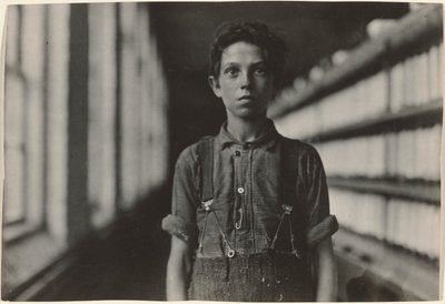 Jo Bodeon, "back-roper" dans la salle des mules. Chase Cotton Mill, Burlington, Vermont - Lewis W. Hine