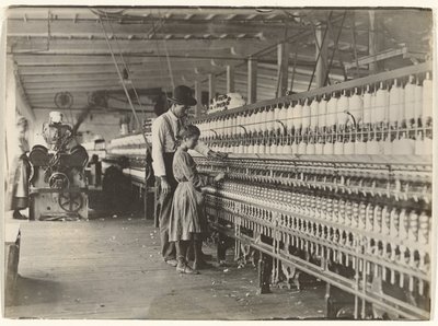 [Homme et fille à la machine à filer, usine de coton de Caroline du Sud]. - Lewis W. Hine