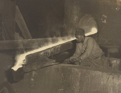 [Aide-mouleur, usine de locomotives Baldwin] - Lewis W. Hine