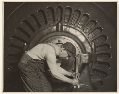 Mécanicien de la centrale électrique. - Lewis W. Hine
