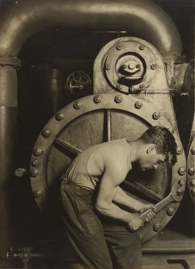 [Monteur de vapeur, ou mécanicien et pompe à vapeur]. - Lewis W. Hine