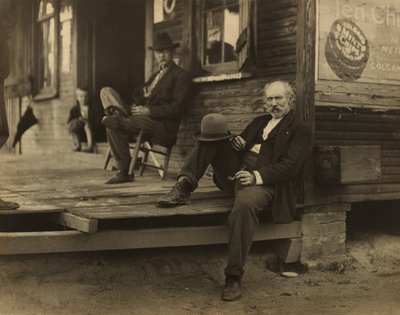 Deux hommes et un garçon sous le porche - Lewis W. Hine