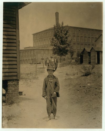Eddie Norton, 12 ans, gagne environ 40 cents par jour comme balayeur à Saxon Mill, Spartanburg, Caroline du Nord, 1912 - Lewis Wickes Hine