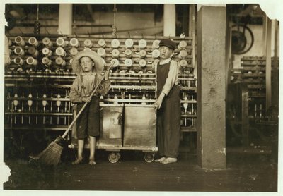 Ronald Webb, 12 ans, et Frank Robinson, 7 ans, fils du chef de salle des cartes, qui balaie et doffe (débarrasse les bobines pleines) aux Roanoke Cotton Mills, Virginie, 1911 - Lewis Wickes Hine