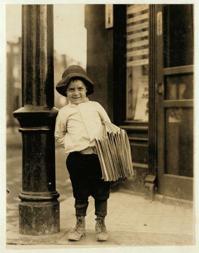 Garçon de journaux de 6 ans, connu sous le nom de Little Fattie et mesurant seulement 3 pieds 4 pouces, travaillant depuis un an à St. Louis, Missouri, 1910 - Lewis Wickes Hine