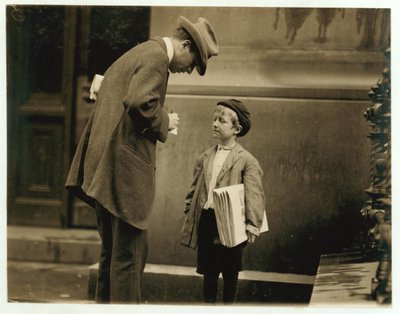 Garçon de 8 ans, Michael McNelis, qui venait de se remettre de sa deuxième pneumonie, vendant des journaux sous la pluie, Philadelphie, Pennsylvanie, 1910 - Lewis Wickes Hine