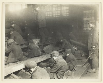 Vue des travailleurs dans le brise-roche Ewen de la Pennsylvania Coal Company - Lewis Wickes Hine