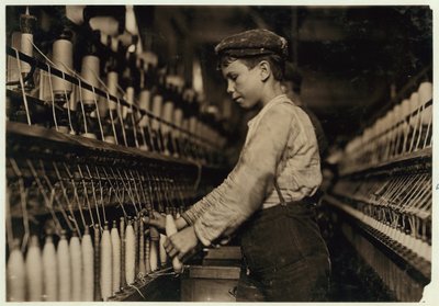Un doffer remplace des bobines pleines au Globe Cotton Mill, Augusta, Géorgie, 1909 - Lewis Wickes Hine