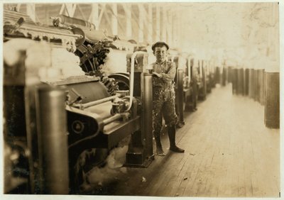 Garçon balayeur près des machines à carder aux Lincoln Cotton Mills, Evansville, Indiana, pieds en bas sur un sol glissant, 1908 - Lewis Wickes Hine