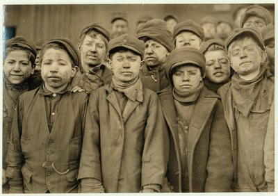 Garçons briseurs (qui trient le charbon à la main) à Hughestown Borough Coal Co. Pittston, Pennsylvanie, 1911 - Lewis Wickes Hine