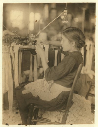 Usine de bonneterie Cherokee, Rome, Géorgie employant des tourneurs et des boucleurs âgés de 8 et 9 ans, 1913 - Lewis Wickes Hine