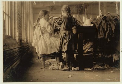 Enfant enfileur et boucleur dans les usines de bonneterie Loudon, Tennessee, 1910 - Lewis Wickes Hine