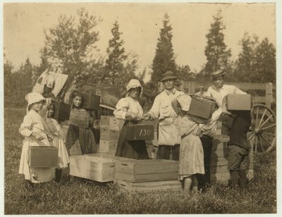 Enfants portant leurs sacs de canneberges à l