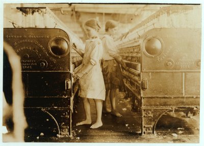 Elsie et Sadie travaillant aux Yazoo City Yarn Mills, Mississippi, elles disaient avoir 13 ans, 1911 - Lewis Wickes Hine
