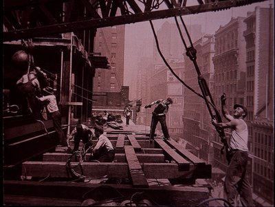 Empire State Building en construction, montrant une équipe de levage au travail - Lewis Wickes Hine