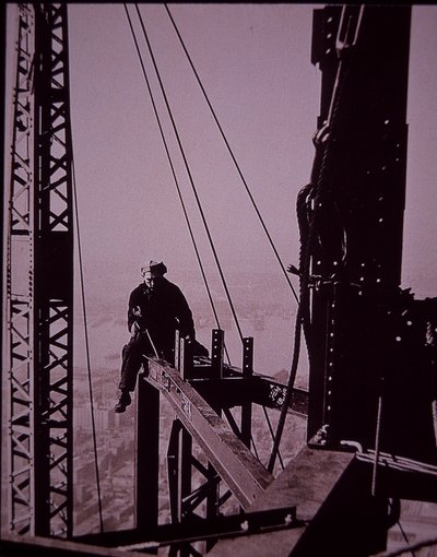 Empire State Building en construction, montrant un boulonneur avec une clé - Lewis Wickes Hine