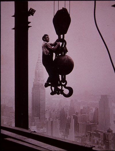 Empire State Building en construction, montrant un membre de l