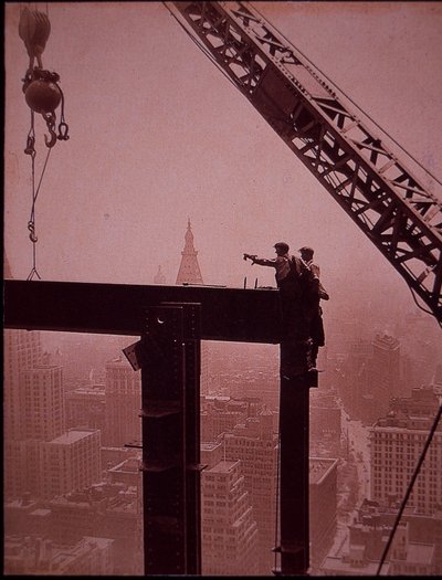 Empire State Building en construction, montrant la pose d