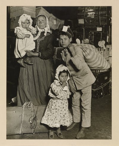 Famille italienne cherchant des bagages perdus, Ellis Island - Lewis Wickes Hine