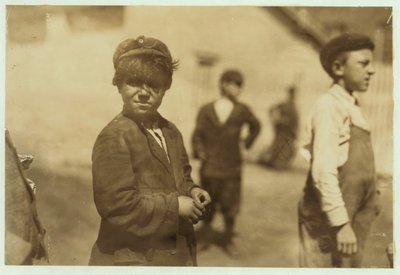 Joe (Jose) Mello, âgé de 8 ou 9 ans, travaille comme balayeur de moulin à New Bedford, Massachusetts, 1911 - Lewis Wickes Hine